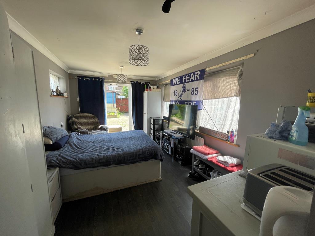 Lot: 157 - RESIDENTIAL INVESTMENT WITH POTENTIAL FOR ADDITIONAL LETTING ROOMS - Bedroom with access to garden